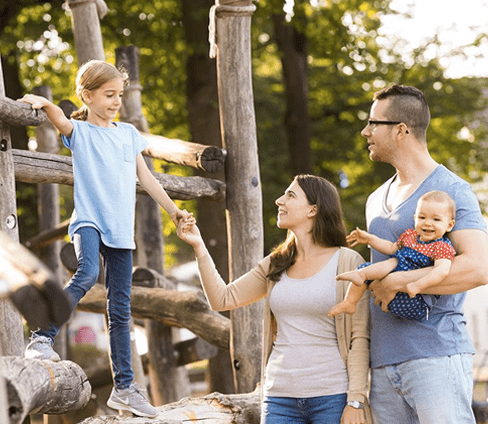 Familienszene an einem Kinderspielplatz